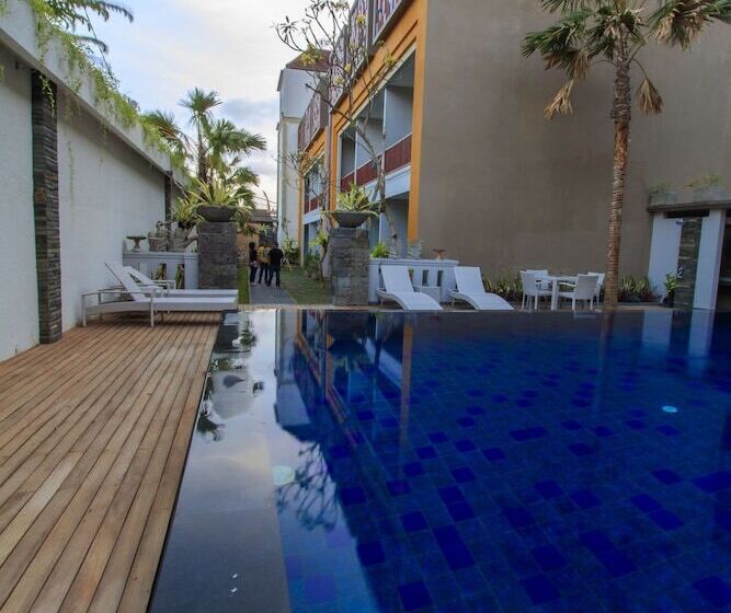 בית מלון כפרי Transera Kamini Legian