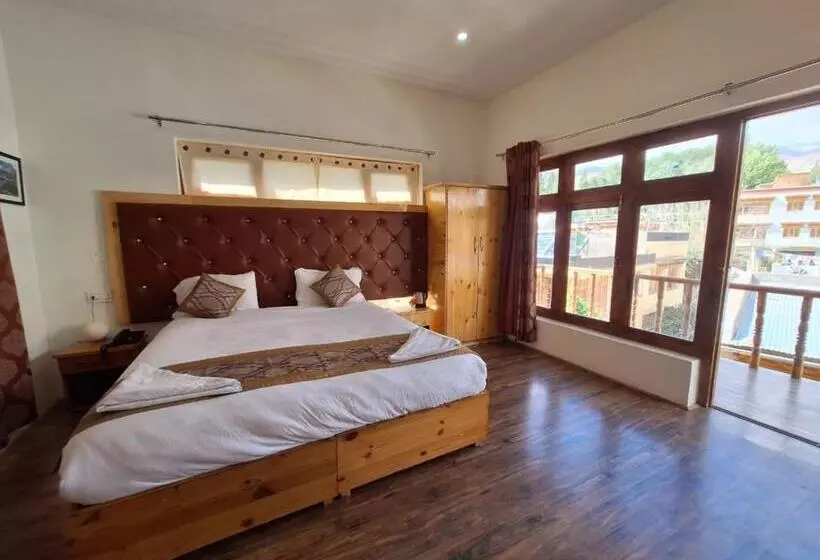 Hotelli Fox Guest House Ladakh By Lexstays