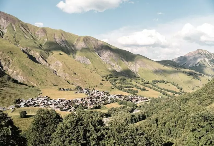 ホテル Les Cèdres  Hôtel  Restaurant  Spa