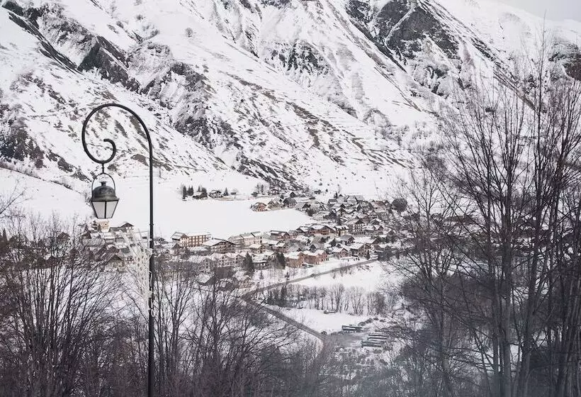 ホテル Les Cèdres  Hôtel  Restaurant  Spa