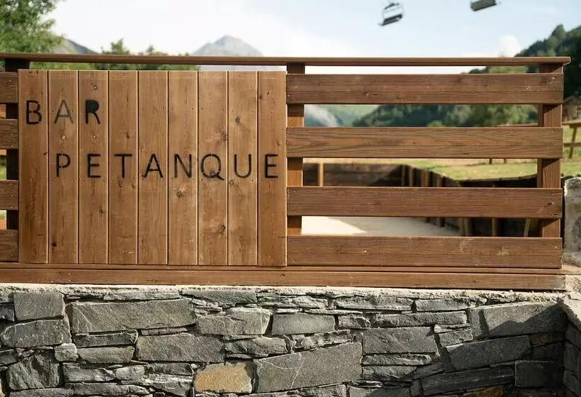 ホテル Les Cèdres  Hôtel  Restaurant  Spa