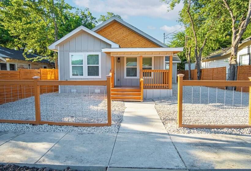 Don T Miss Dynamic 4br/2ba Near Jolly Riverwalk