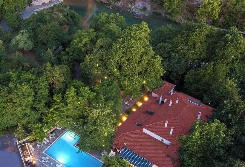 Hotelli Aoos River Treehouse