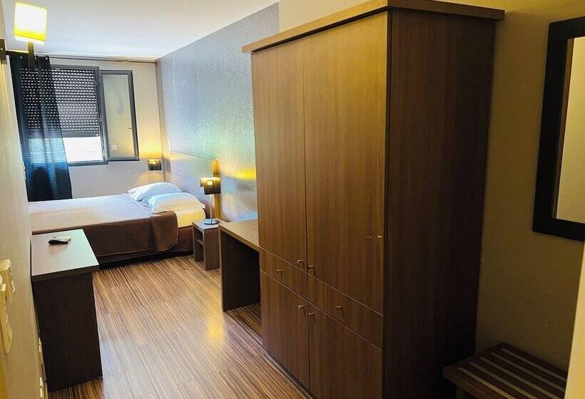 L Hotel De La Bourse à Bagnols Sur Ceze