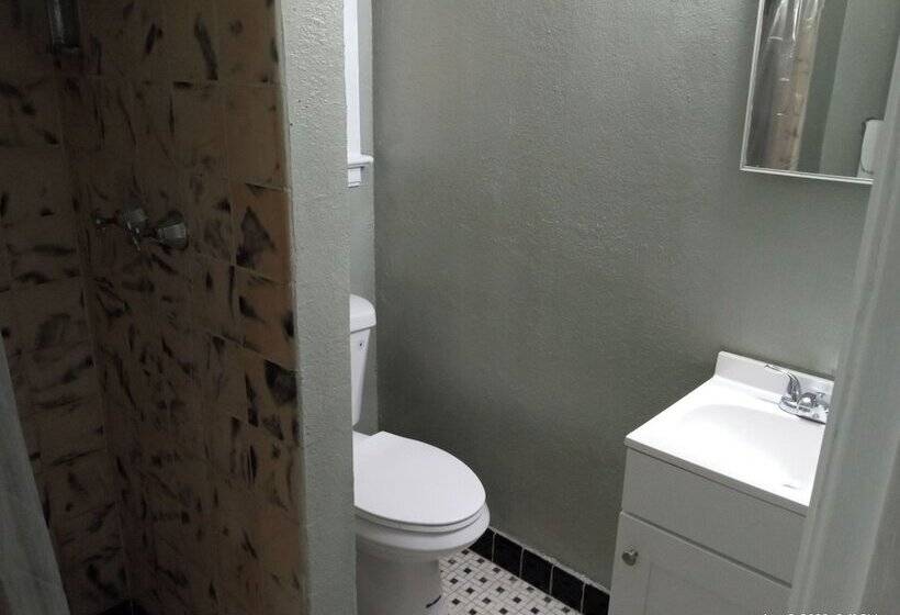 مُتل Homes N Courts