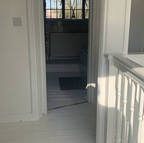 بنسيون Thornton Edwardian House Balham