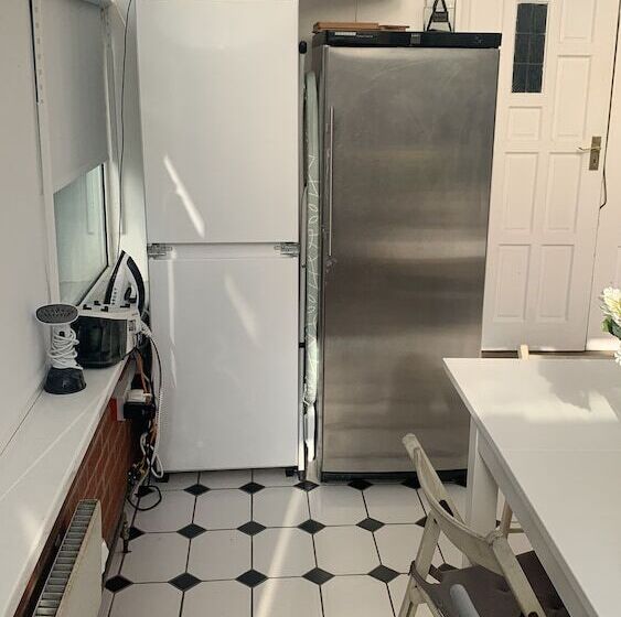 بنسيون Thornton Edwardian House Balham