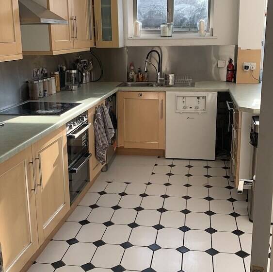 بنسيون Thornton Edwardian House Balham