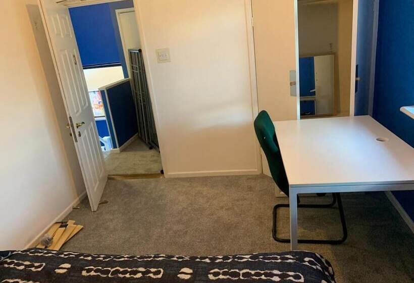 اقامتگاه Charming 6 Bed House In Reading