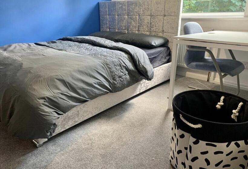 اقامتگاه Charming 6 Bed House In Reading