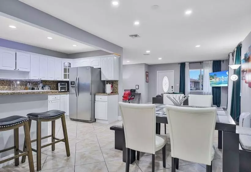 اقامتگاه Unique Escape Gameroom! Bar, Bbq, Spacious, And Near Beach