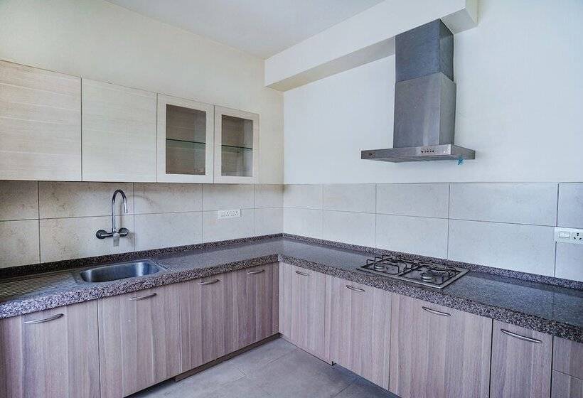 Fabhotel Home Tree Service Apartment