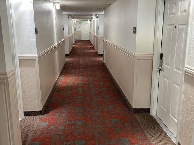 فندق Oquirrh Mountain Inn