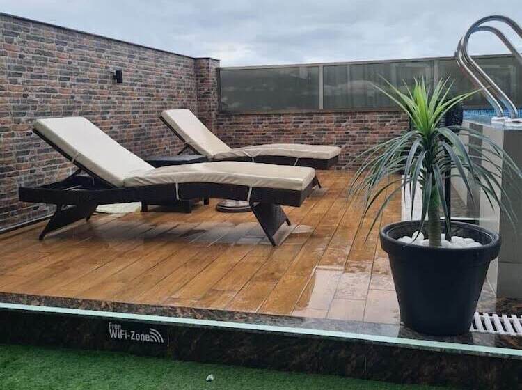 ホテル The Relyn Suite