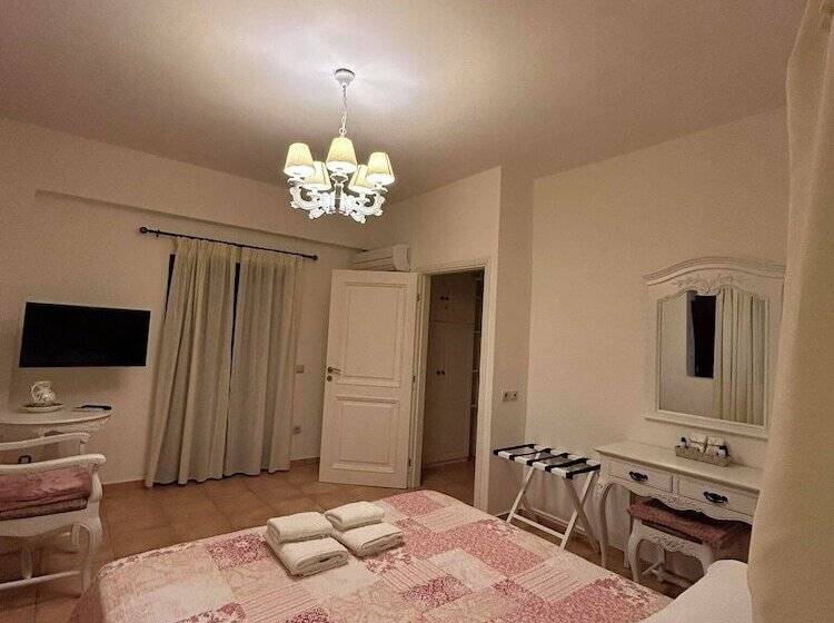 ペンション Focalion Castle Luxury Suites