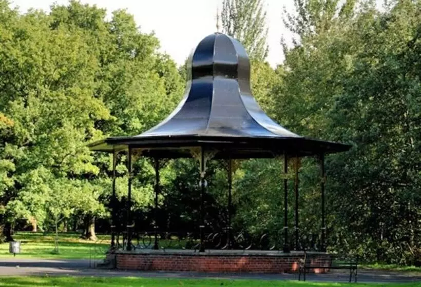 Residenssi Luxurious 4 Bedroom Home On Trendy Ormeau, Belfast