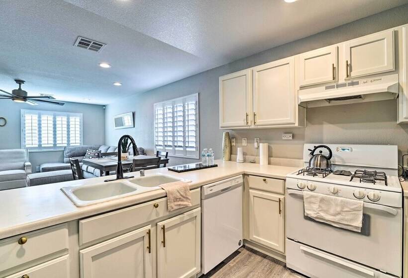 Stylish House W/ Patio, 8 Mi To Vegas Strip!