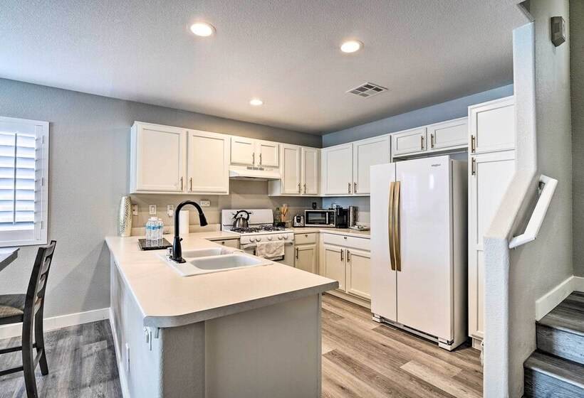 Stylish House W/ Patio, 8 Mi To Vegas Strip!