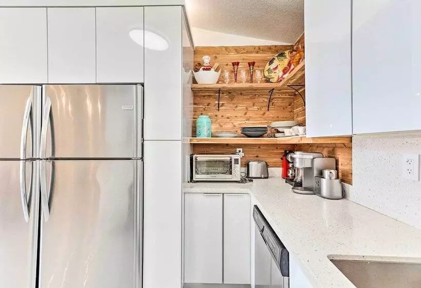 Sunny Miami Retreat   Pool, Patio & Gas Grill!