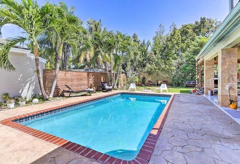 Sunny Miami Retreat   Pool, Patio & Gas Grill!