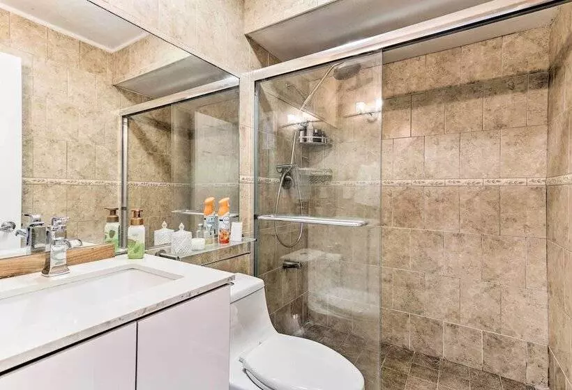 Sunny Miami Retreat   Pool, Patio & Gas Grill!