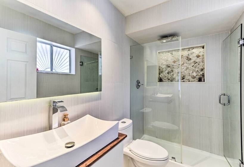 Sunny Miami Retreat   Pool, Patio & Gas Grill!