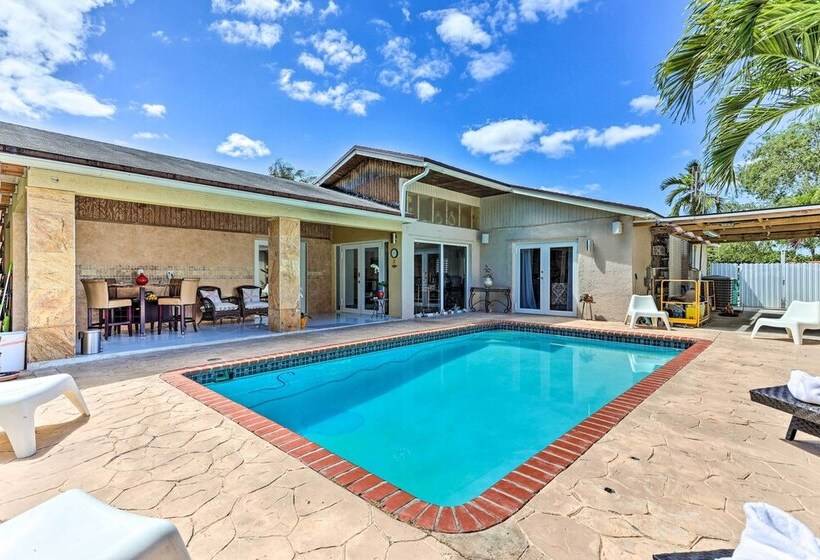 Sunny Miami Retreat   Pool, Patio & Gas Grill!