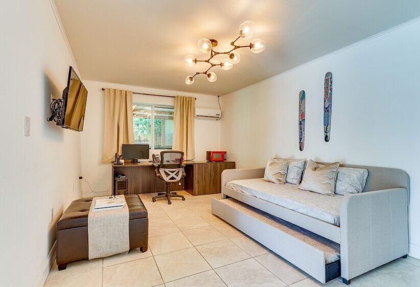 Sunny Miami Retreat   Pool, Patio & Gas Grill!