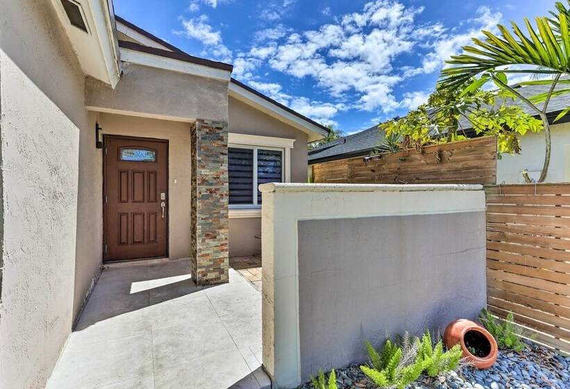 Sunny Miami Retreat   Pool, Patio & Gas Grill!