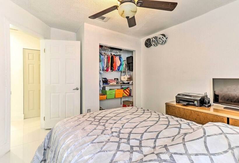 Sunny Miami Retreat   Pool, Patio & Gas Grill!