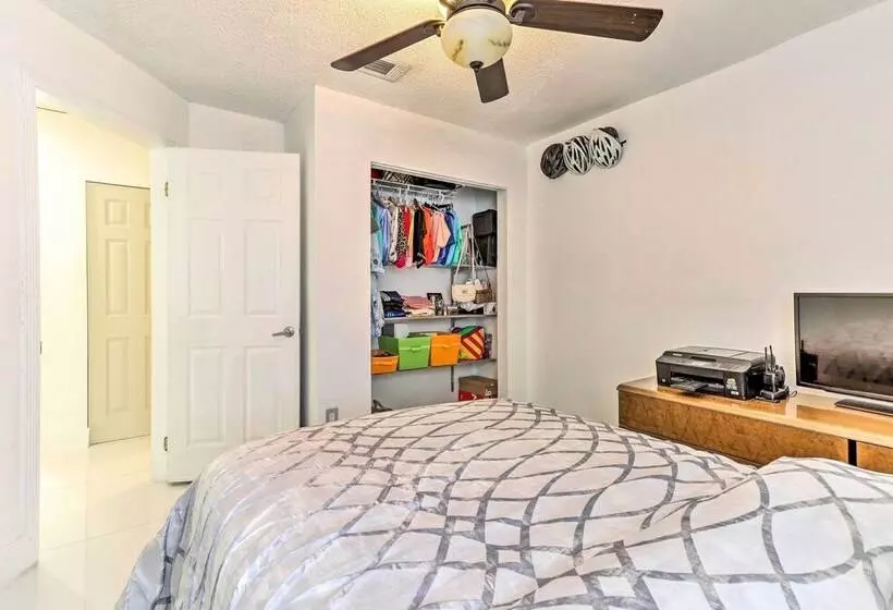 Sunny Miami Retreat   Pool, Patio & Gas Grill!