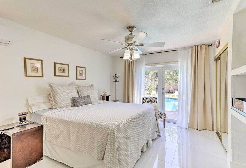 Sunny Miami Retreat   Pool, Patio & Gas Grill!