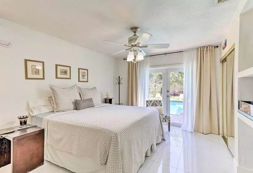 Sunny Miami Retreat   Pool, Patio & Gas Grill!