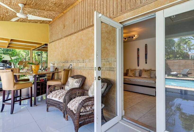 Sunny Miami Retreat   Pool, Patio & Gas Grill!