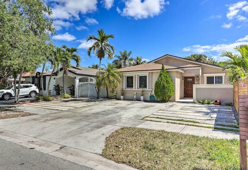 Sunny Miami Retreat   Pool, Patio & Gas Grill!