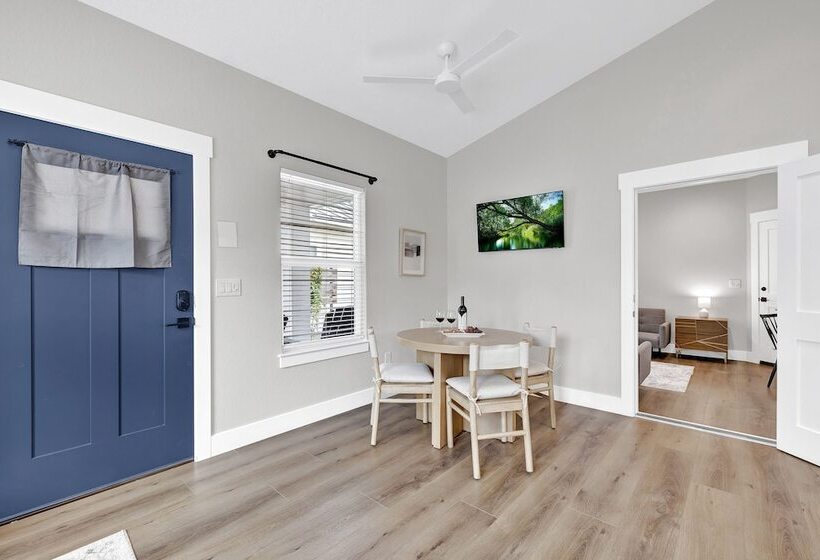 The Grove E With Hot Tub & King Bed   2 Blks To Main