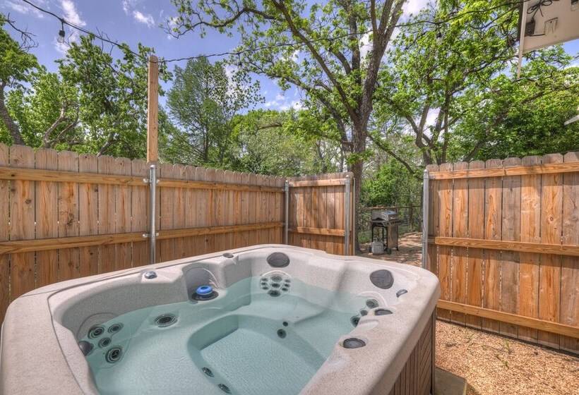 The Grove E With Hot Tub & King Bed   2 Blks To Main