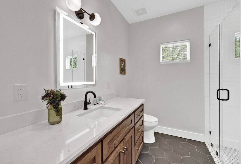 The Grove E With Hot Tub & King Bed   2 Blks To Main