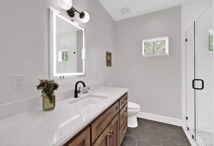 The Grove E With Hot Tub & King Bed   2 Blks To Main