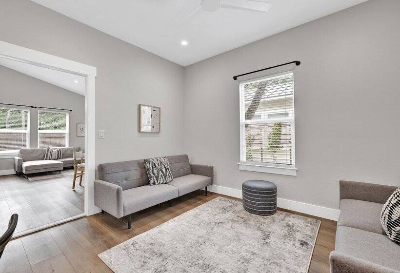 The Grove E With Hot Tub & King Bed   2 Blks To Main