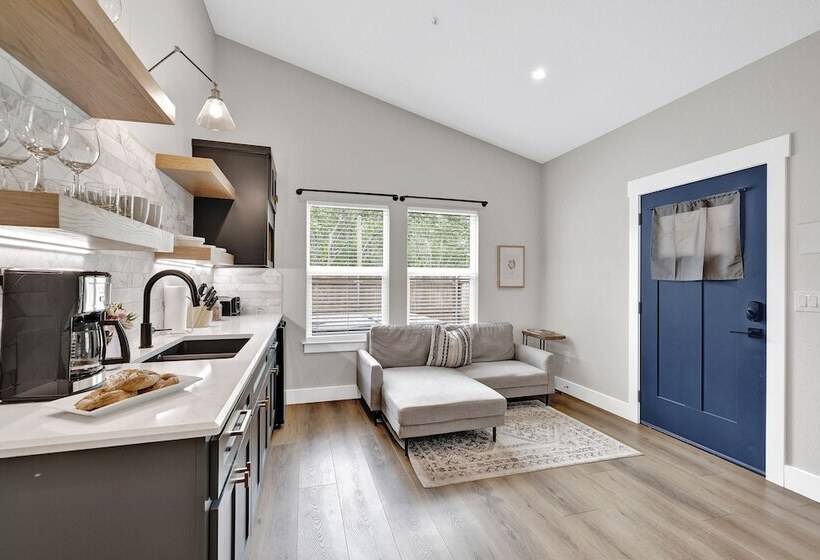 The Grove E With Hot Tub & King Bed   2 Blks To Main