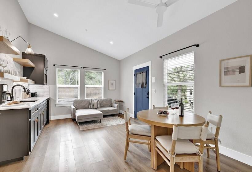 The Grove E With Hot Tub & King Bed   2 Blks To Main