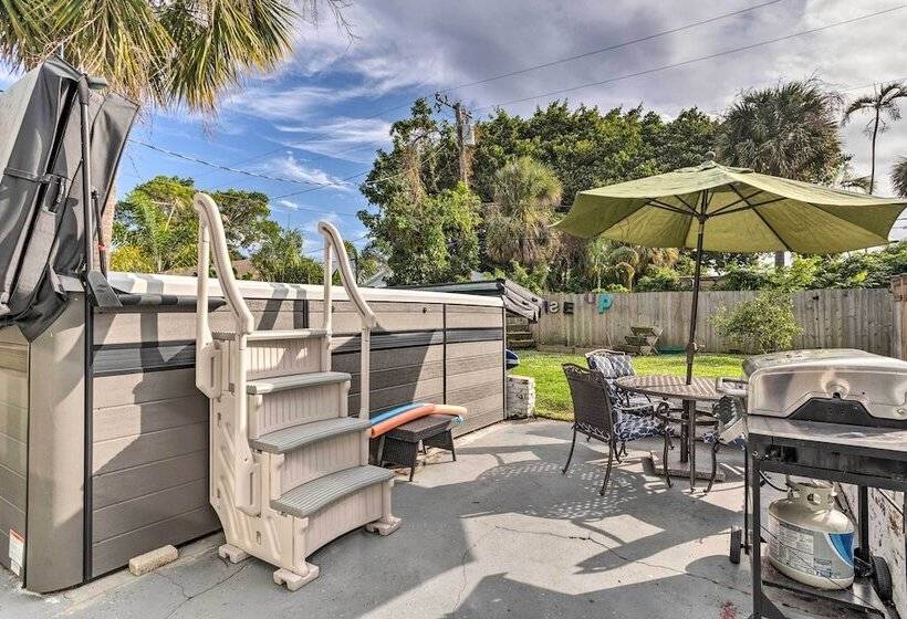 West Palm Beach Bungalow W/ Shared Backyard