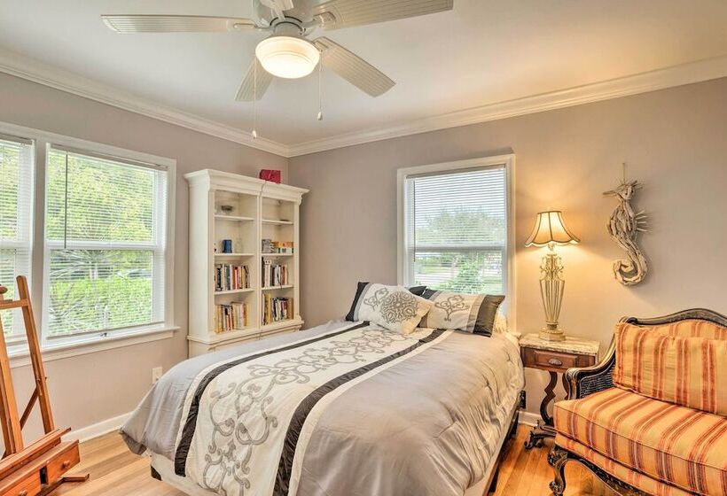 West Palm Beach Bungalow W/ Shared Backyard