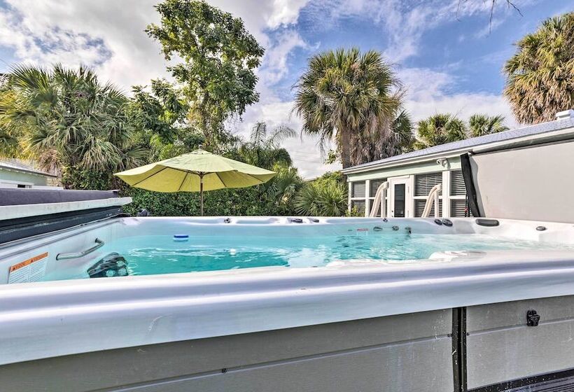 West Palm Beach Bungalow W/ Shared Backyard