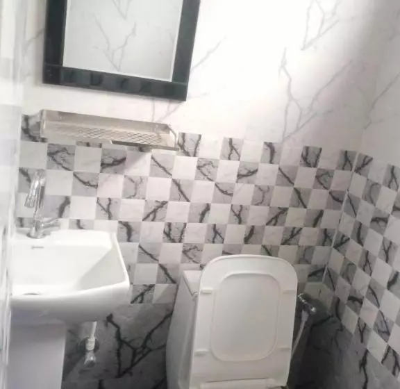 ホテル Oyo Bhavya Guest House