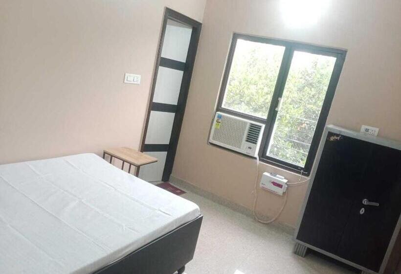 호텔 Oyo Bhavya Guest House