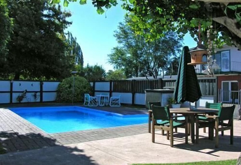 Camberley Court Motel