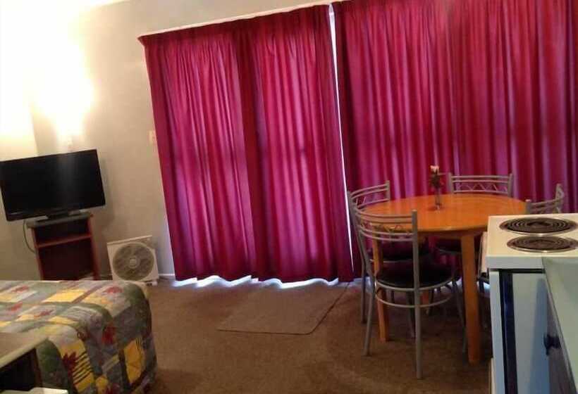 Camberley Court Motel