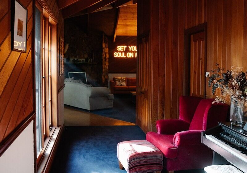 Отель Yallingup Lodge Spa Retreat